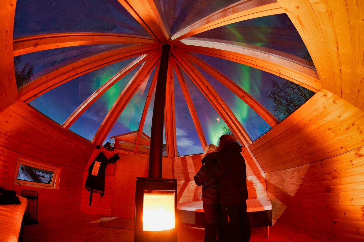  From Tromsø: Aurora Crystal Lavvo Overnight Experience