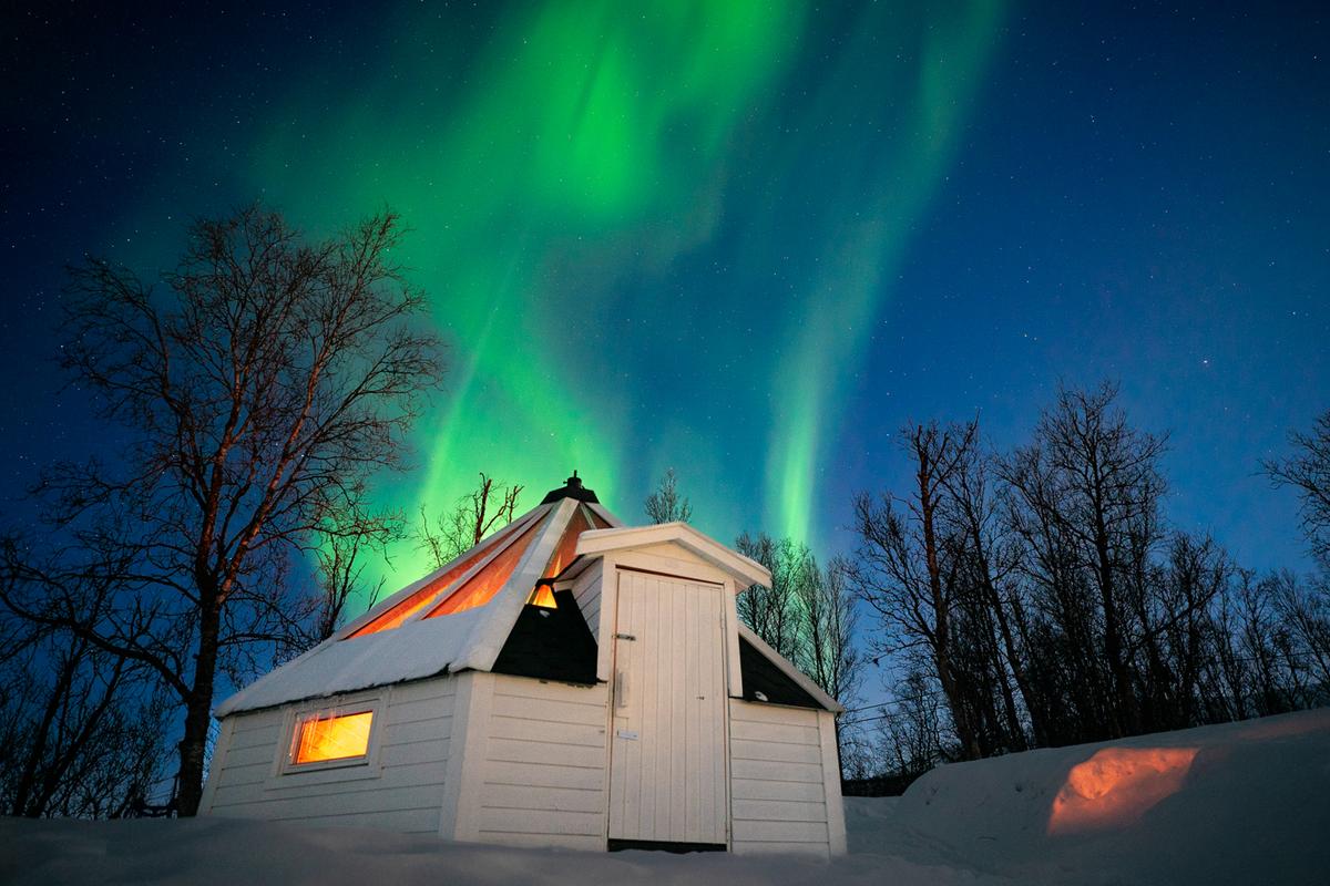 From Tromsø: Snowmobile tour with Aurora crystal lavvo Overnight stay