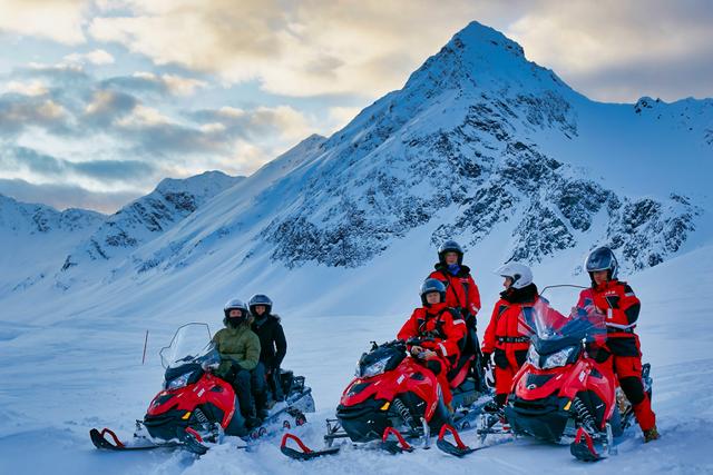 From Tromsø: Snowmobile tour with Aurora crystal lavvo Overnight stay